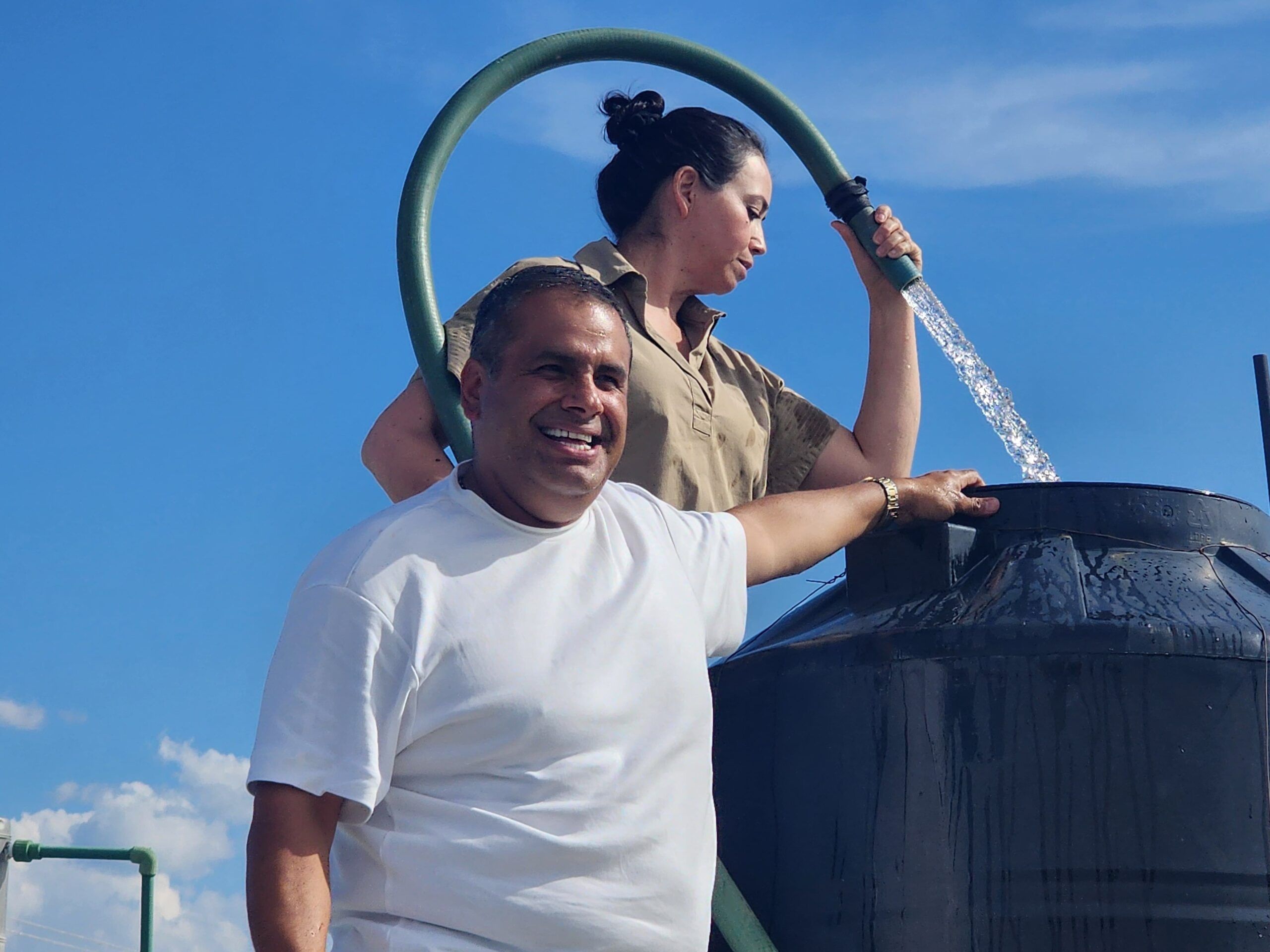 Alfredo “El Caballo” Lozoya y Sol Sánchez entregarán 100 tinacos a familias parralenses