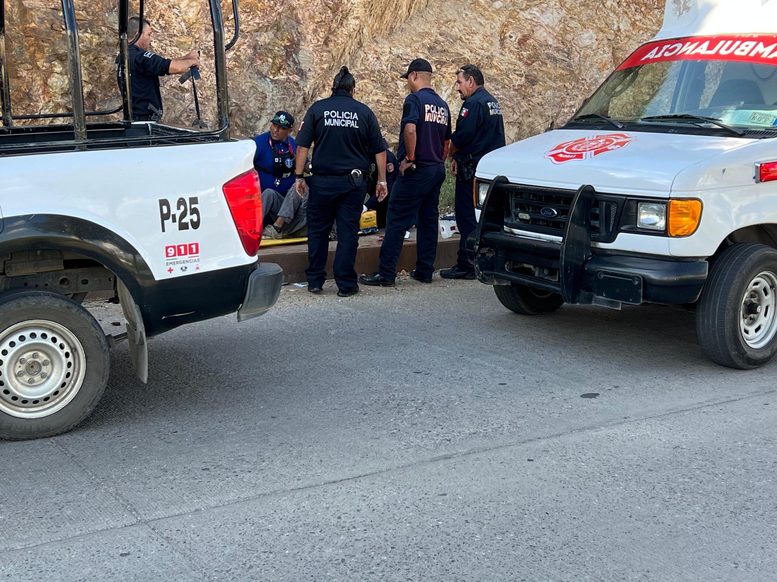 Grave joven que cayó de un cerro en la Almanceña; es trasladado a Chihuahua capital