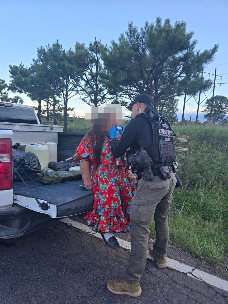 Volcadura en San Juanito: Estatales auxilia a tres personas tras accidente en Bocoyna