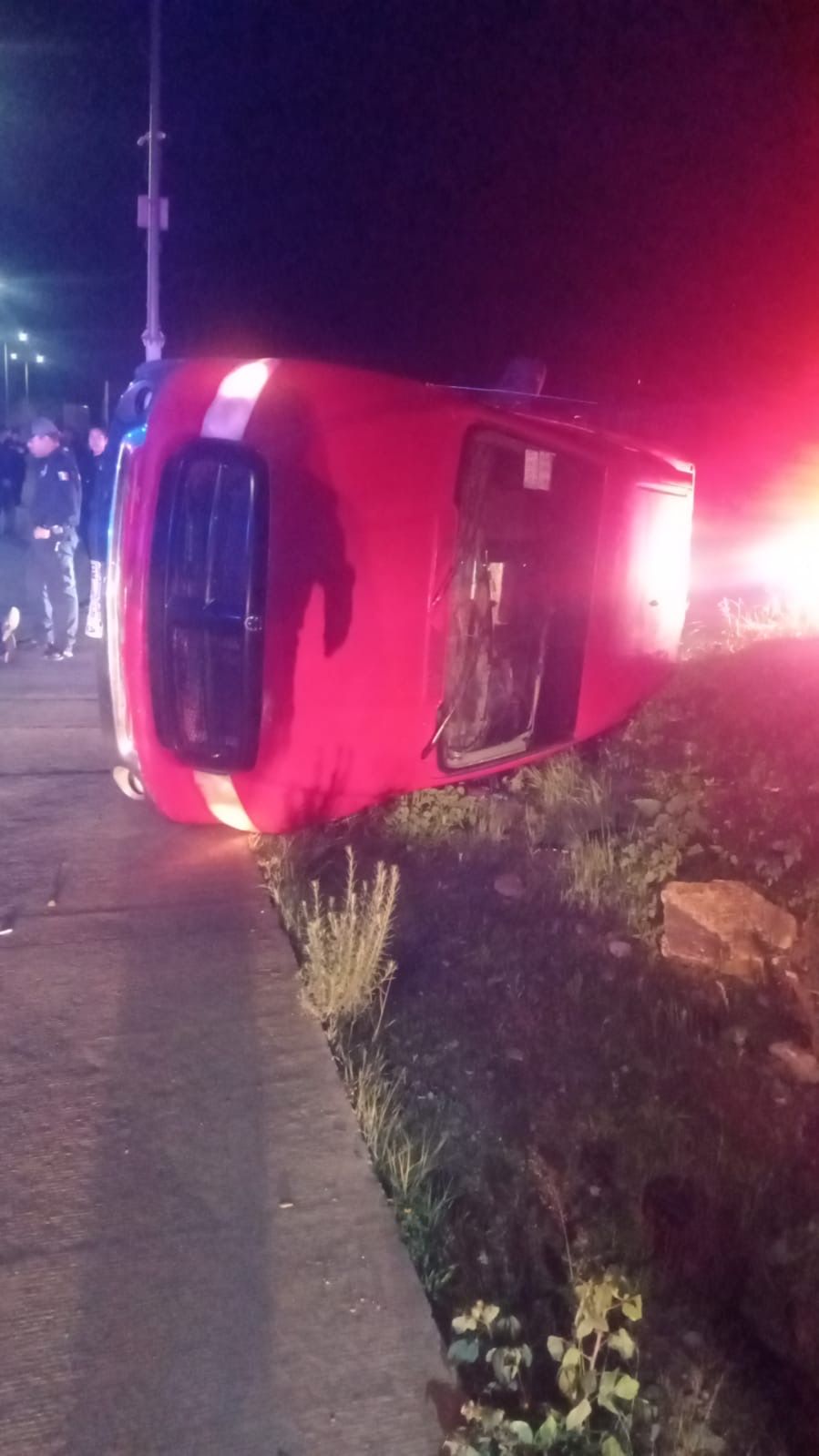 Conductor ebrio protagoniza aparatosa volcadura tras persecución en Parral