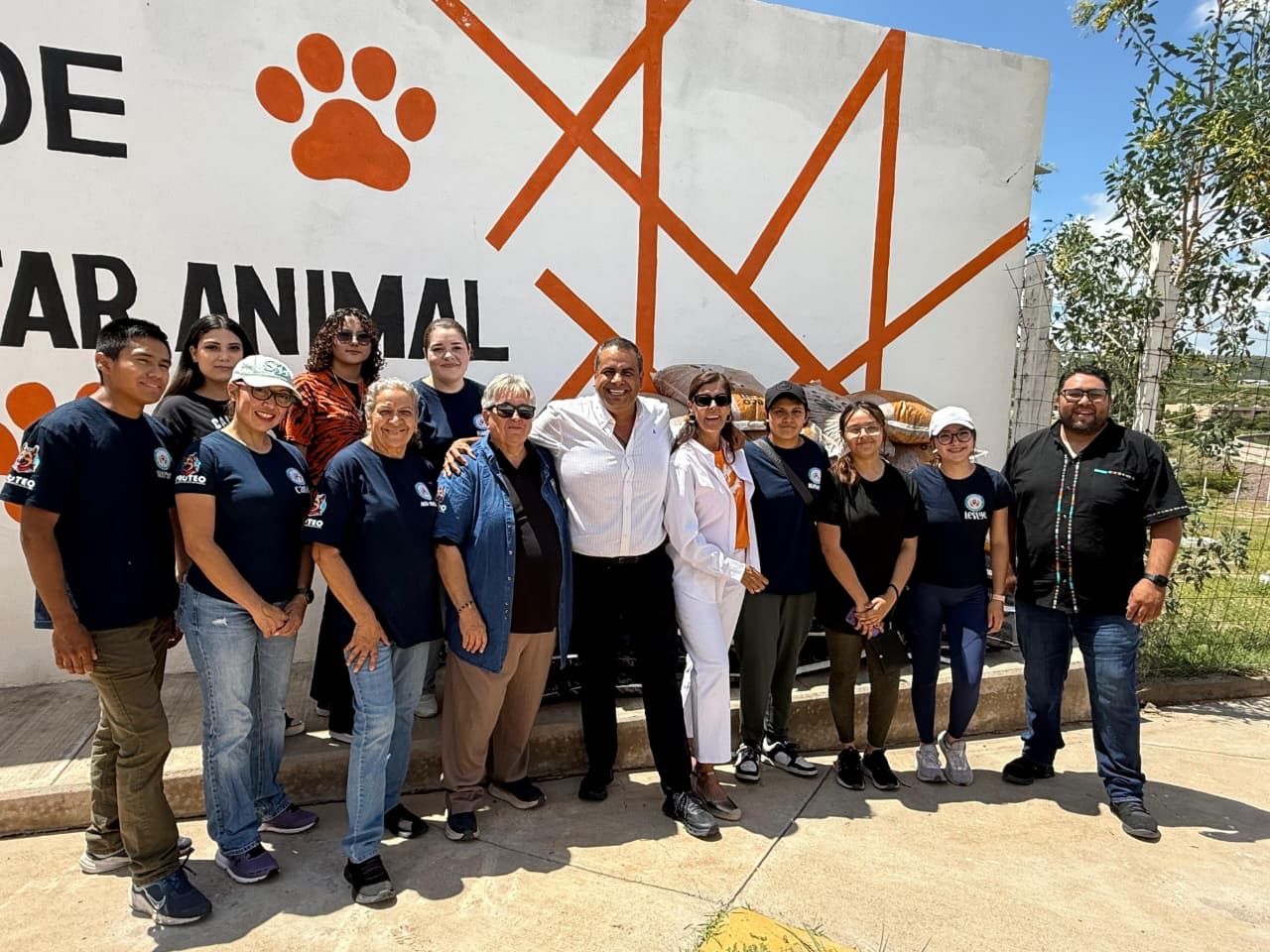 Alfredo “El Caballo” Lozoya y Sol Sánchez entregan una tonelada de alimento al Centro de Bienestar Animal Proteo