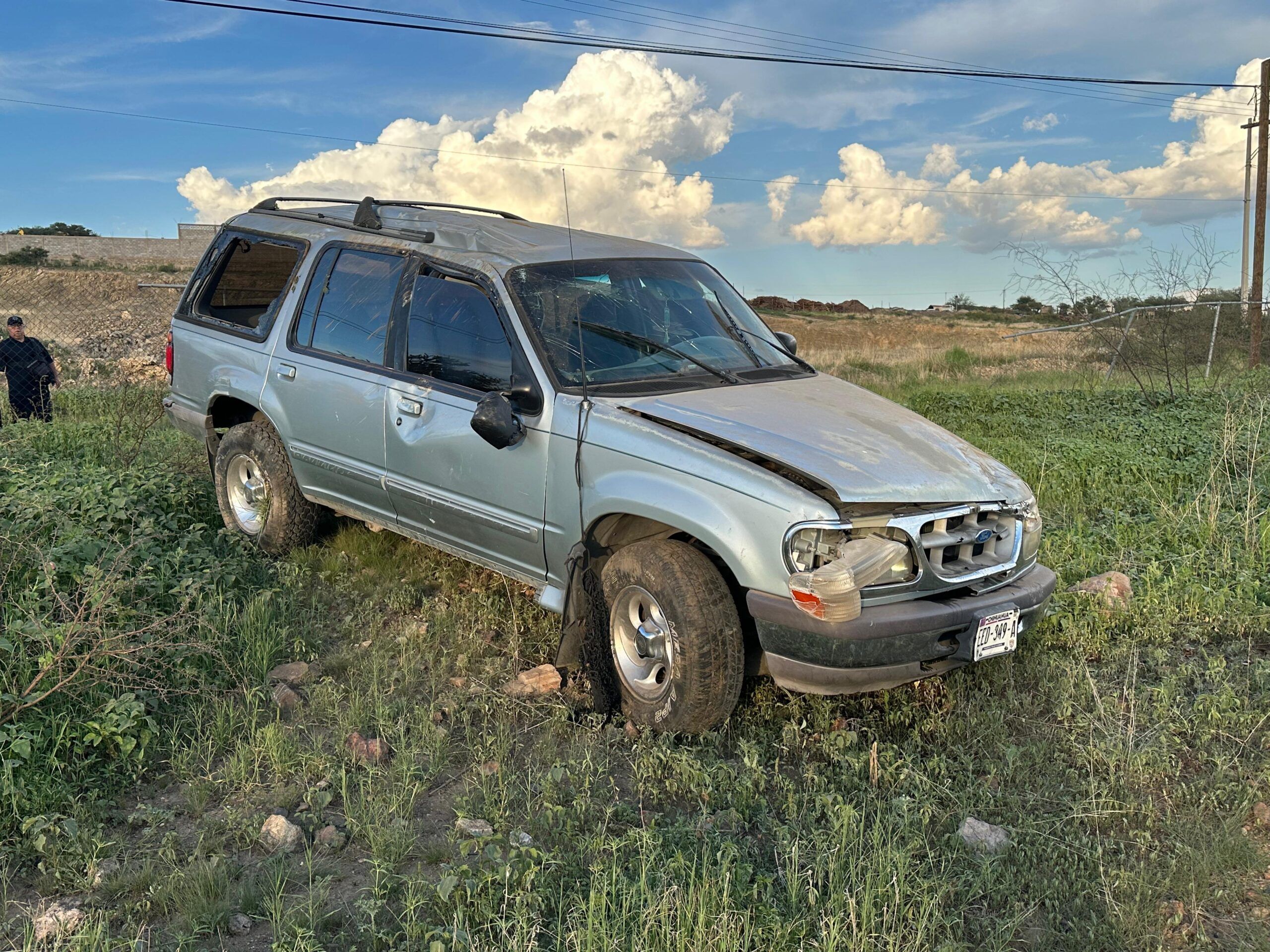 Volcadura en Camino a Villa Escobedo: vehículo abandonado tras chocar contra malla ciclónica