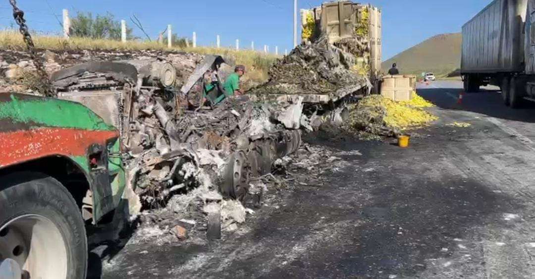 Se incendia tráiler cargado con chile güerito en carretera a Delicias
