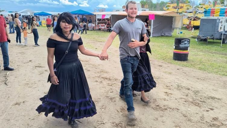 Amor trasciende culturas: captan a menonita y rarámuri en Rubio