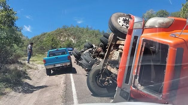 Volcadura de tractocamión en la Balleza–Guachochi deja un conductor gravemente herido
