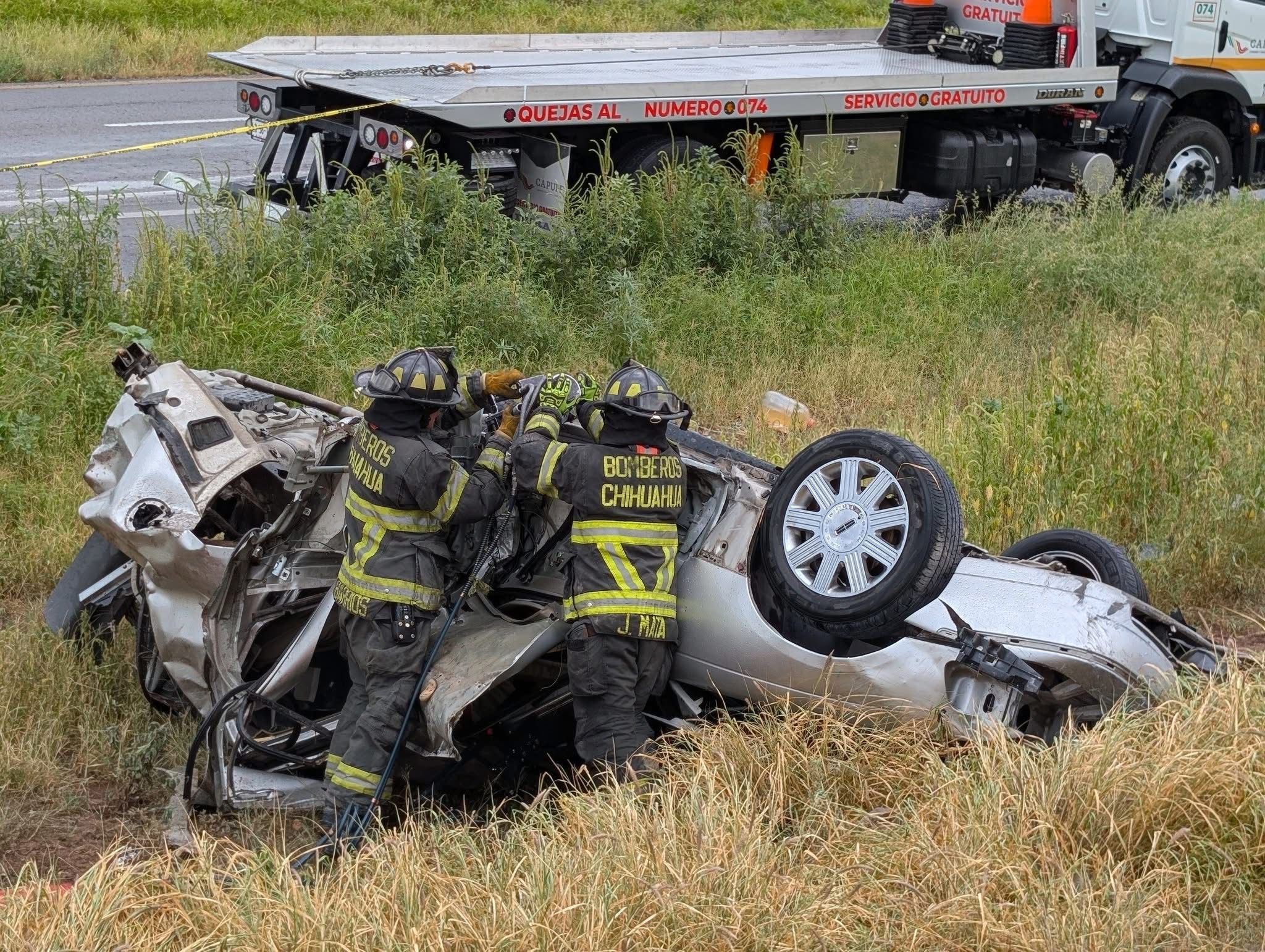 Pierde la vida tras volcar camioneta Lincoln en carretera Delicias