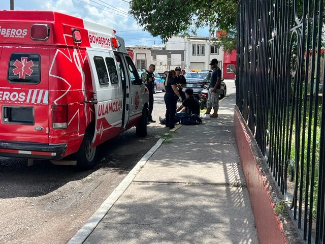 Motociclista derrapa y resulta lesionado frente a la Secundaria Federal