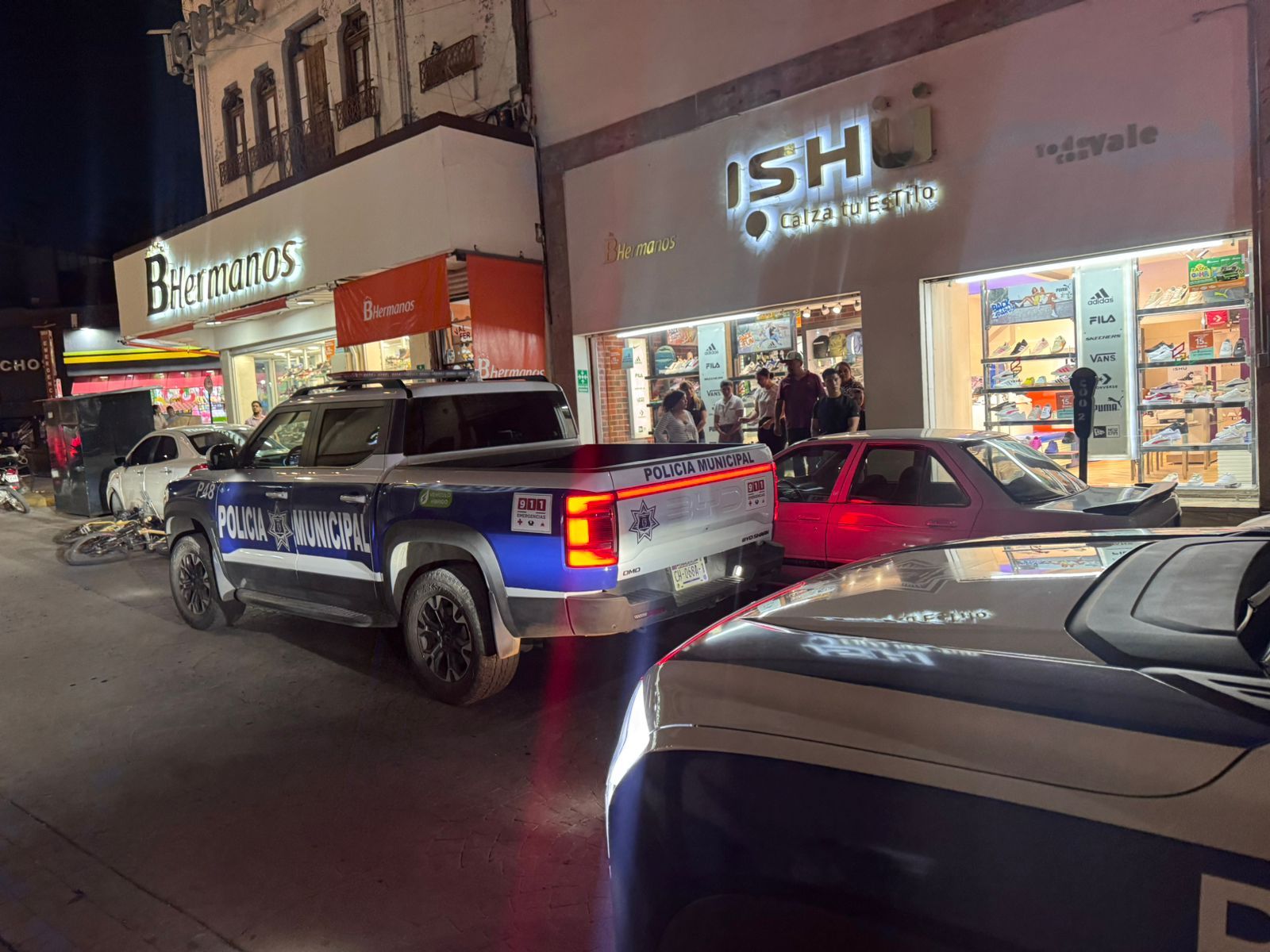 Jóvenes embisten a policía municipal en pleno Centro de Parral