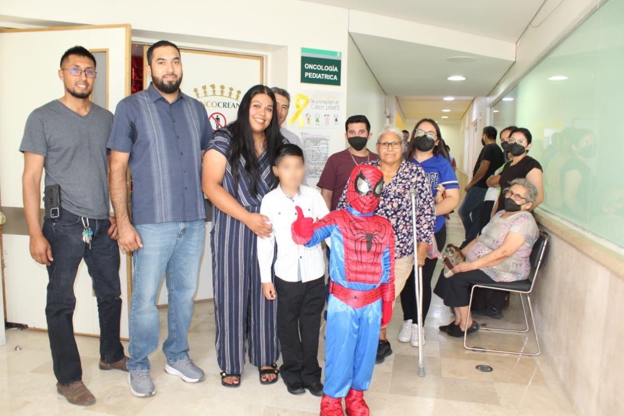 Vence el cáncer niño de 5 años y toca la campana de la victoria en el IMSS de Ciudad Juárez