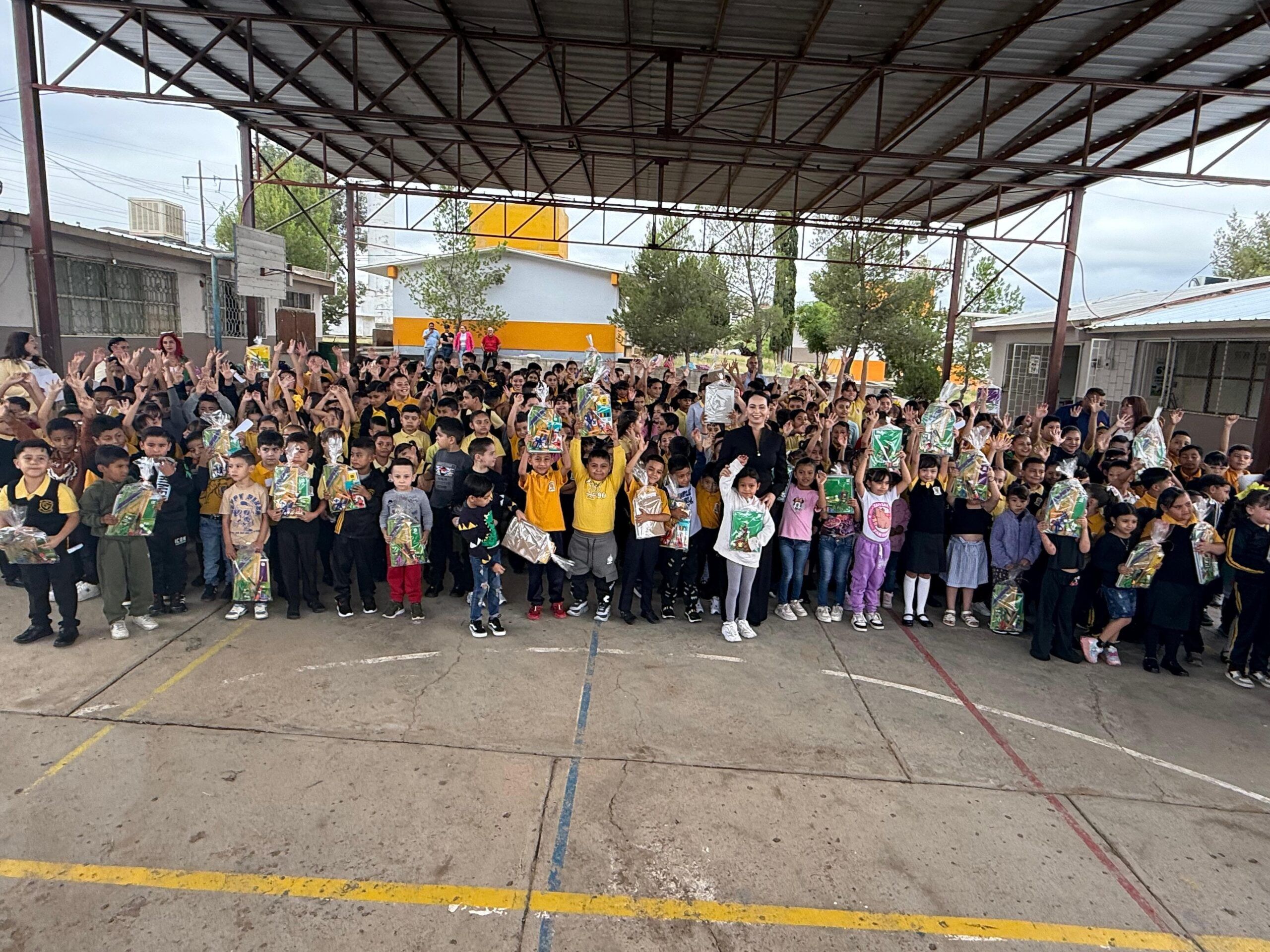 Niños de Parral inician clases equipados gracias a entrega de útiles