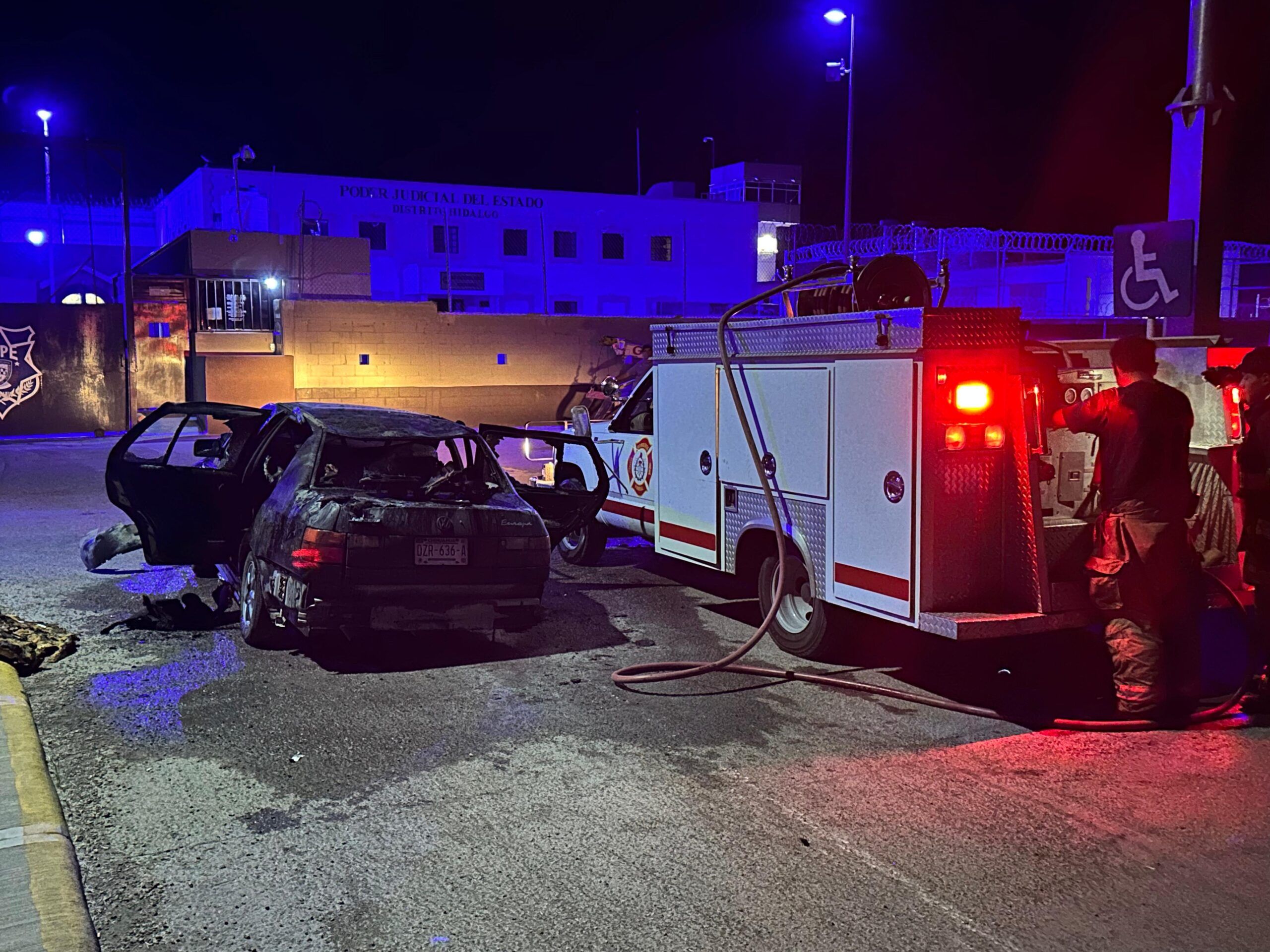 Vehículo accidentado se incendia durante traslado en grúa