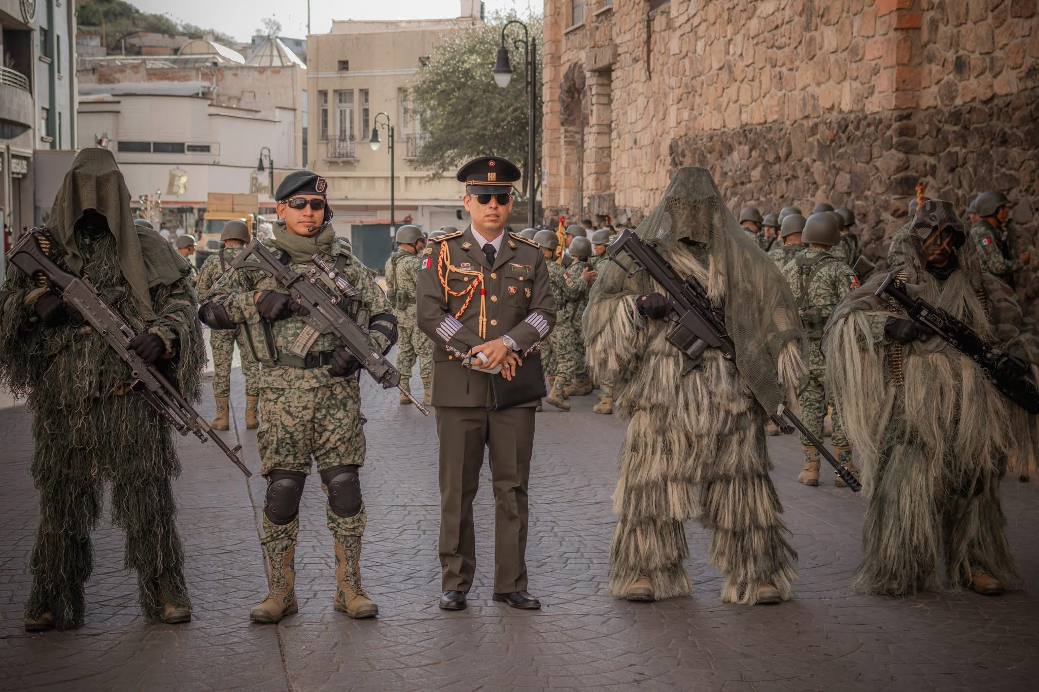 Fuerzas Especiales del Ejército deslumbran en el centro histórico De Parral