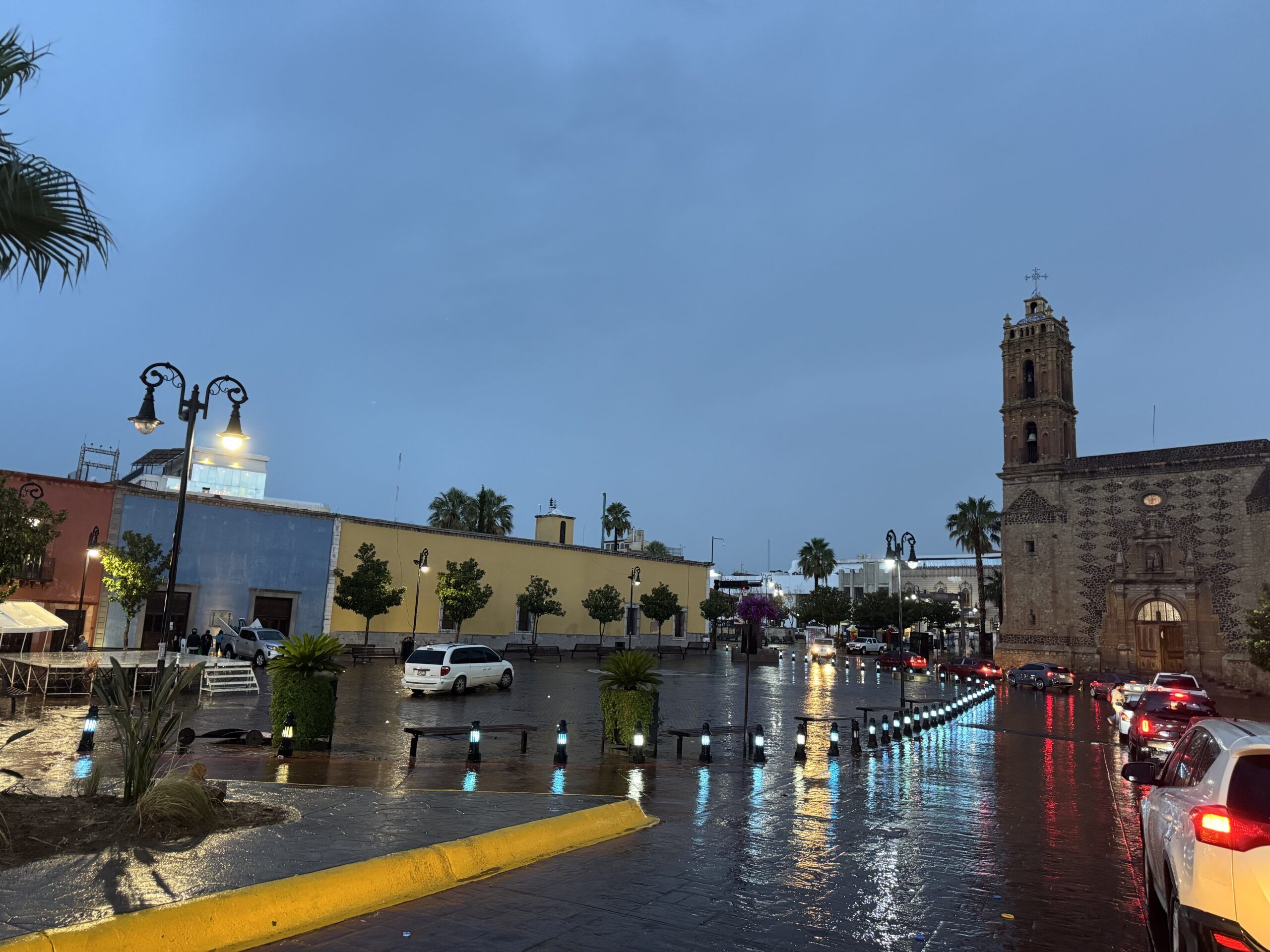 Parral amanece con cielo nublado tras ligera lluvia nocturna
