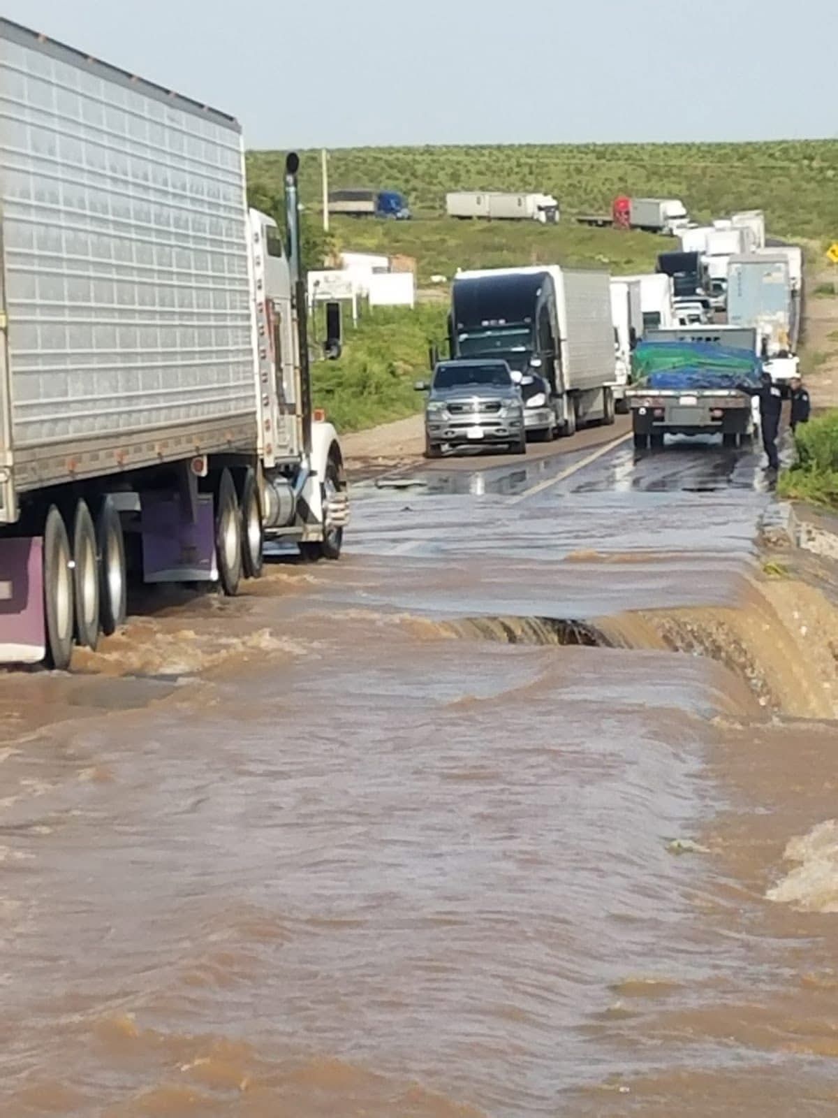 Alertan a automovilistas por deslave en la carretera federal Flores Magón–Casas Grandes