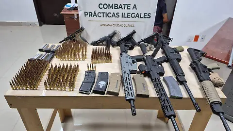 Arsenal con rifles AR-15 y más de 400 cartuchos es incautado en la frontera