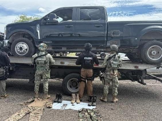 Aseguran pick up robada con cartuchos y equipo táctico en Aldama