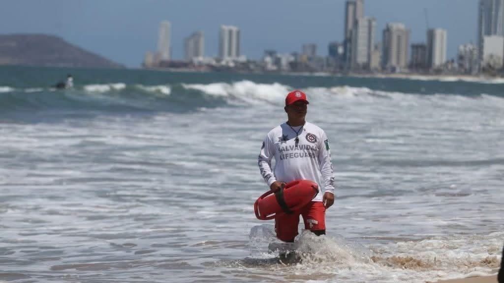 Rescatan en Mazatlán a dos menores de Chihuahua arrastrados por la corriente