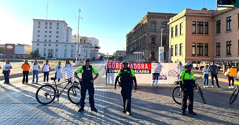 Cierran maestros el Centro de Chihuahua; exigen pago de la Clave L