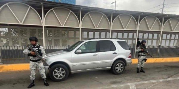 Aseguran camioneta con metanfetamina en el Puente Libre
