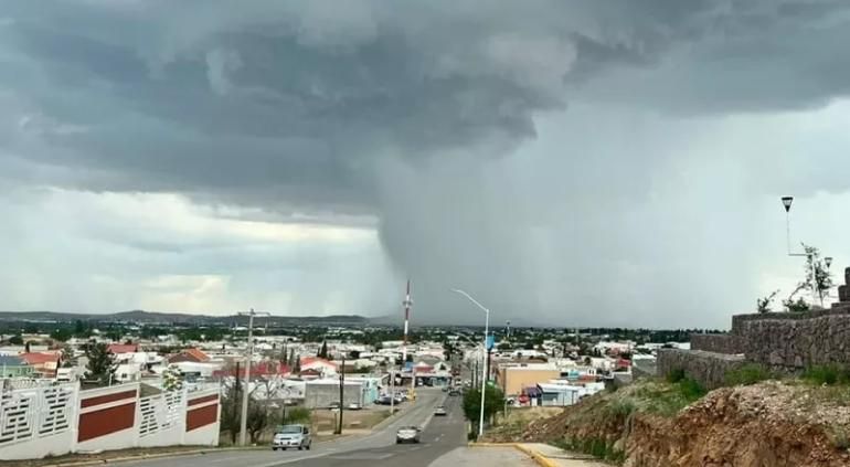 Colonias se convierten en “ríos” tras intensas lluvias en Chihuahua