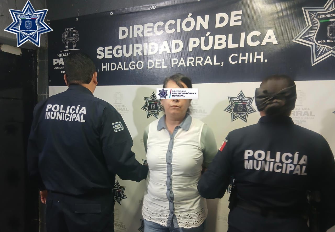 Detienen a mujer por presunto daño a vehículo en la colonia Centro