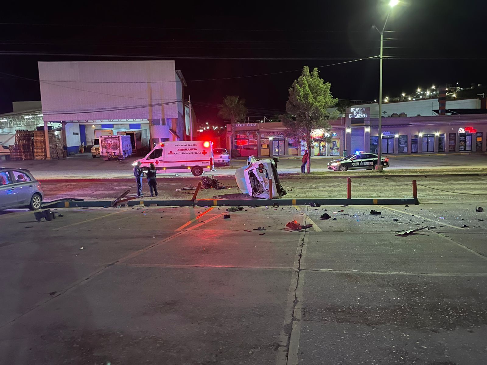 ¡Impactante volcadura en Parral! Auto destrozado y una joven lesionada en Niños Héroes
