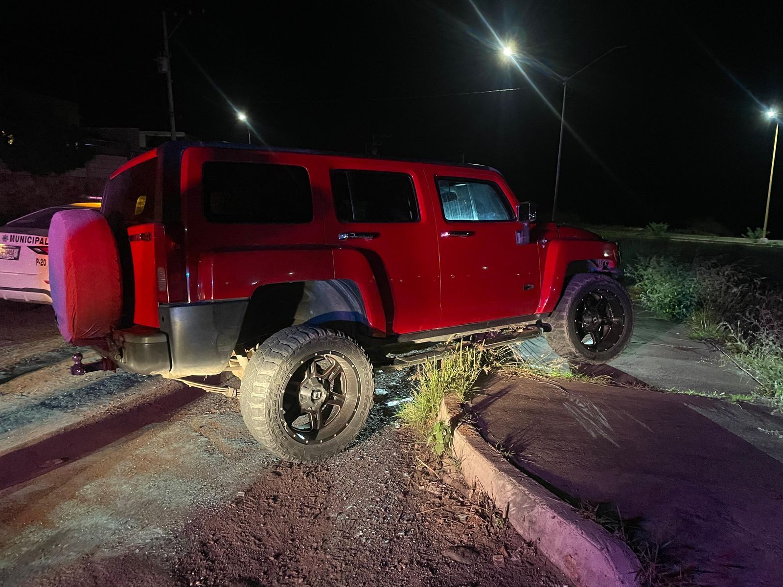 Choque y abandono de una Hummer en la Paseo de Almanceña, Parral