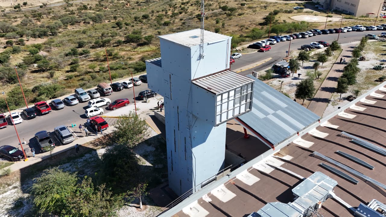 Demuelen la icónica cruz metálica del Hospital General de Parral por daños estructurales