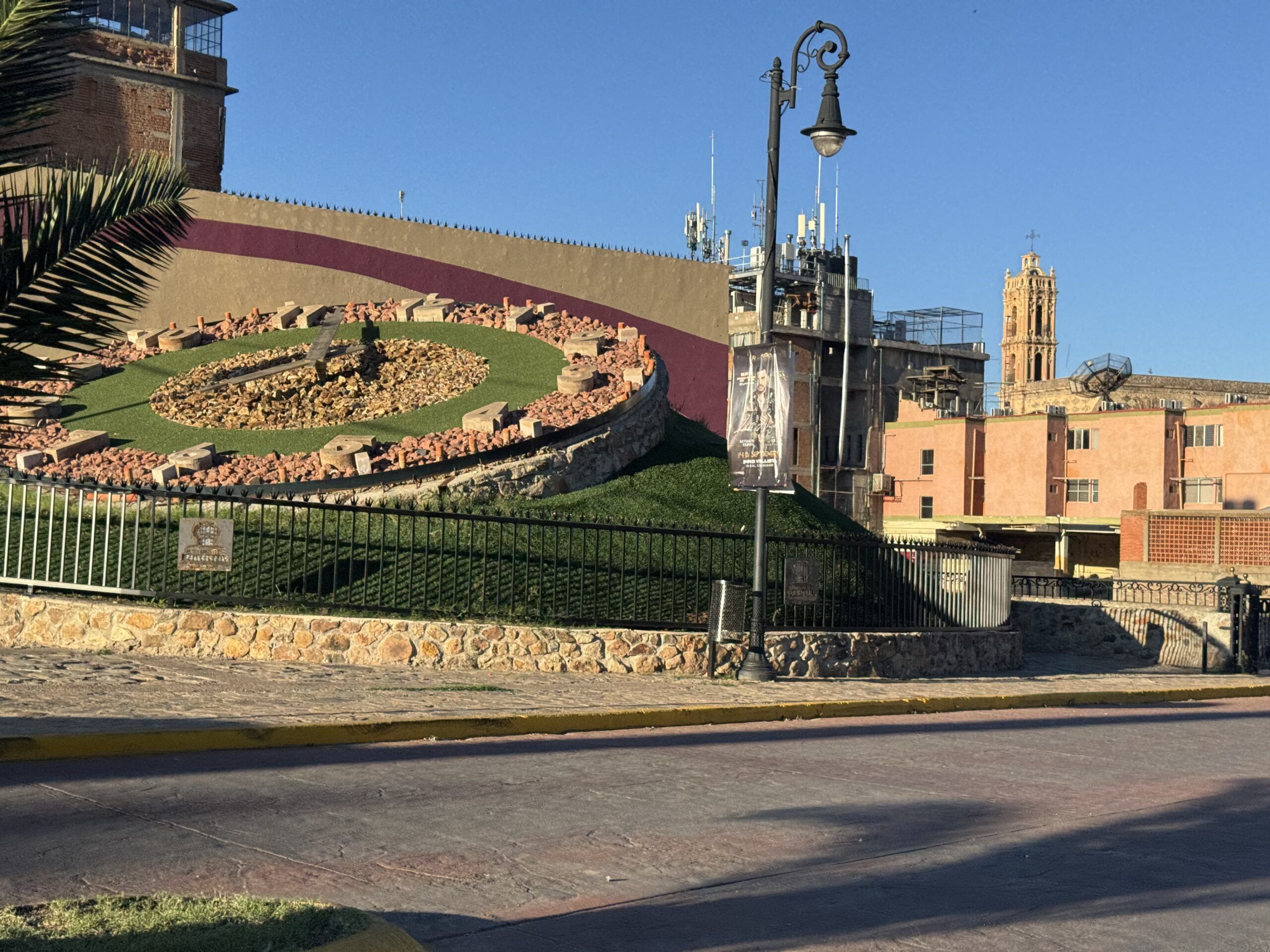 Publicidad vencida genera contaminación visual en Parral; Municipio omiso en retirarla