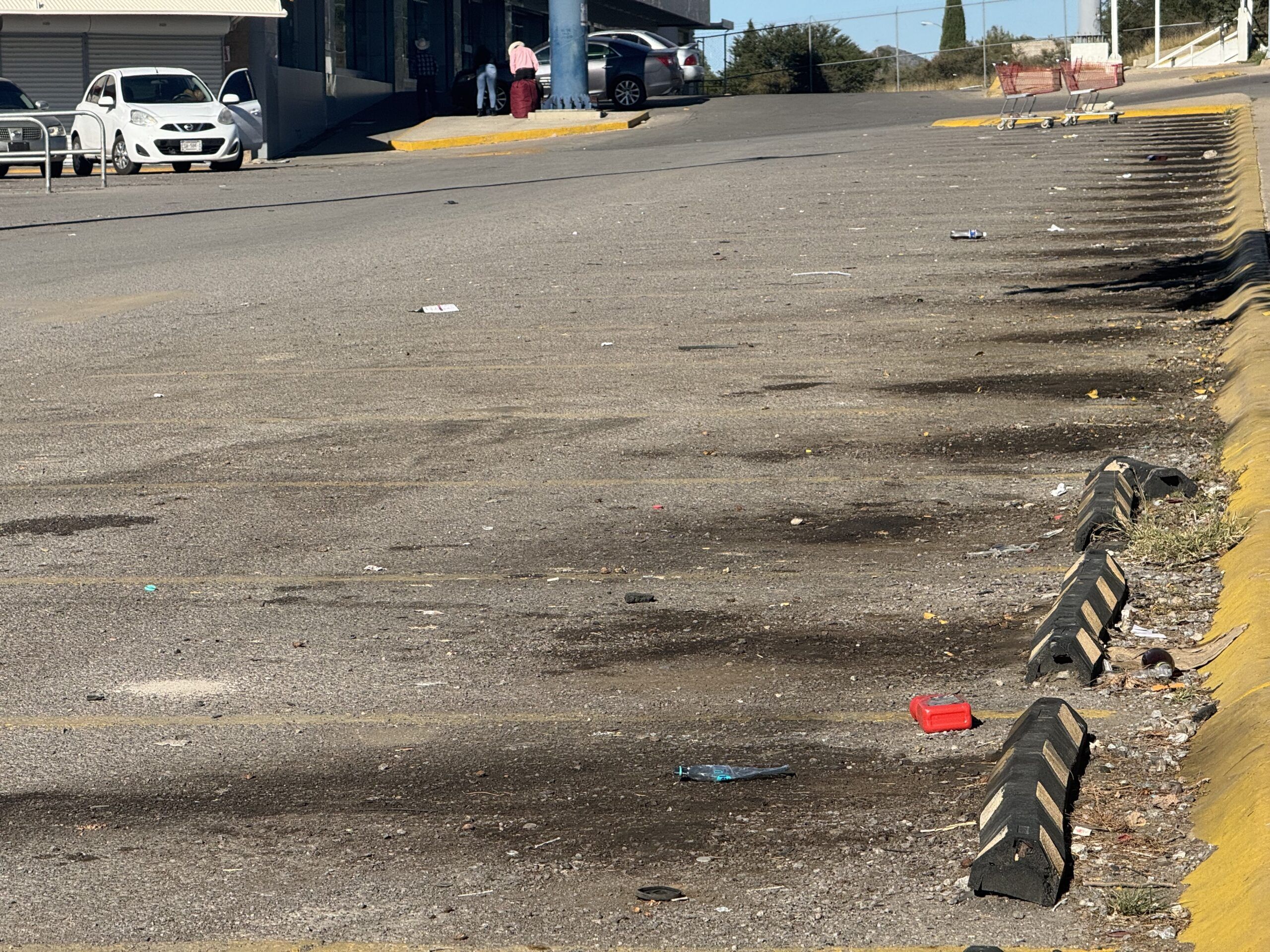Basura invade el estacionamiento de Soriana en Parral: ciudadanos piden limpieza urgente
