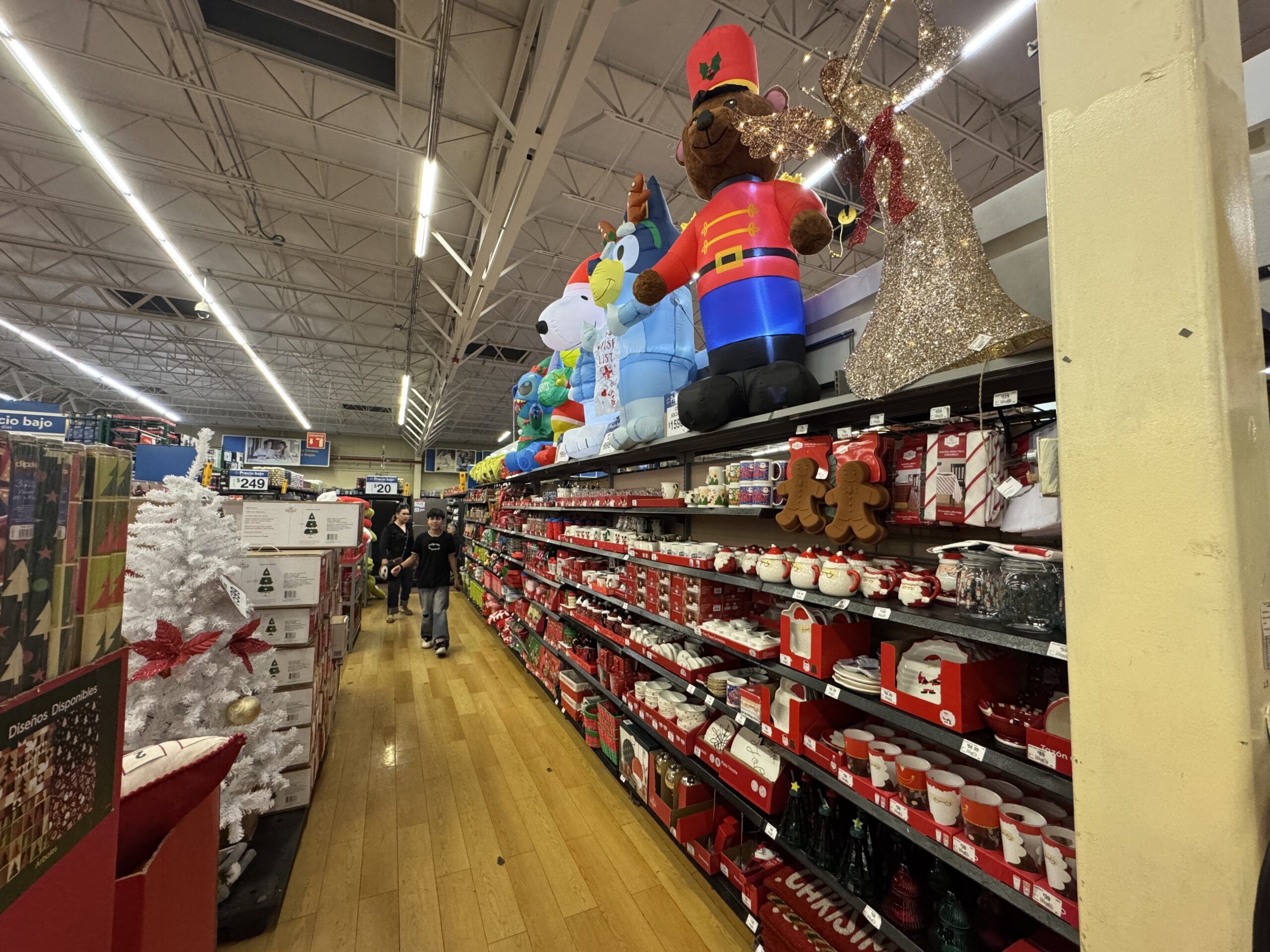 ¡Ya huele a Navidad! Walmart de Parral adelanta la temporada con adornos y figuras gigantes