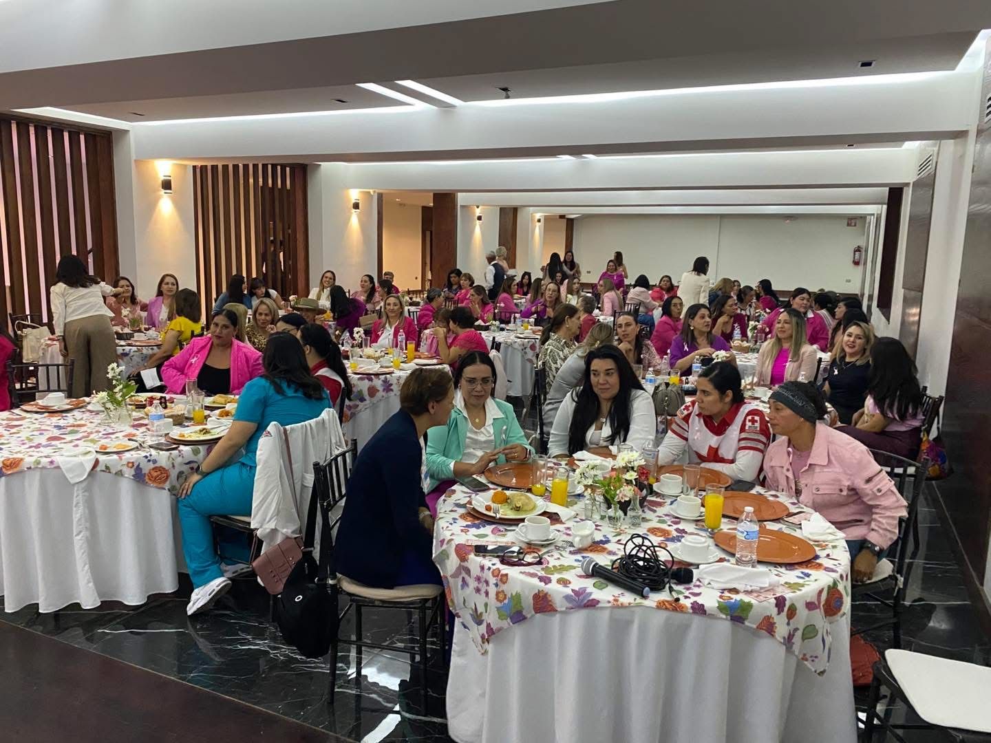 Cientos de mujeres se unen en el “Desayuno Rosa” de Cruz Roja Parral