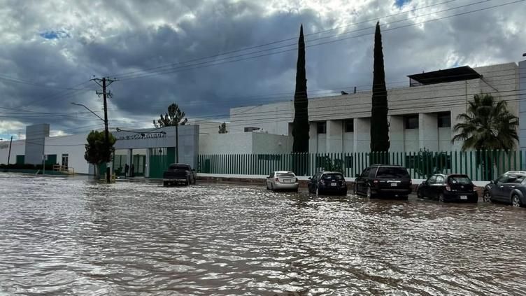 Crece corriente e inunda IMSS de Nuevo Casas Grandes