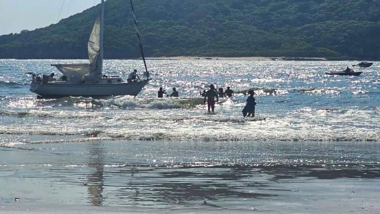 Rescatan a tres personas tras falla de motor en embarcación en Mazatlán