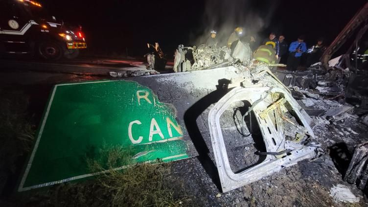 Muere una persona tras volcadura e incendio de tráiler en la carretera Ahumada–Juárez