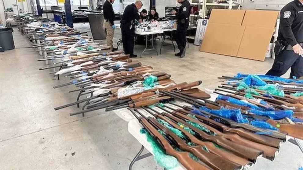 Aseguran en Texas 400 armas con destino a México; detienen a los responsables