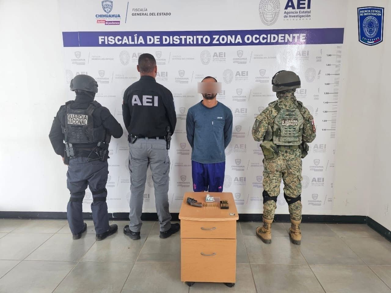 Detienen en cateo contra narcomenudeo a hombre con cocaína y un arma