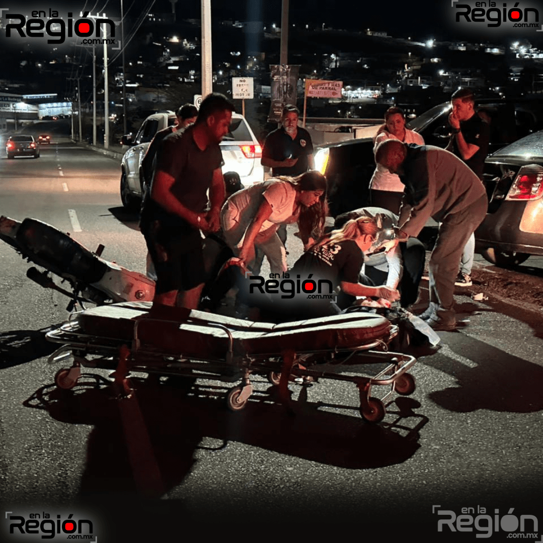 Motocicleta con dos jóvenes impacta contra un vehículo en el periférico Colosio; uno de ellos resultó gravemente herido