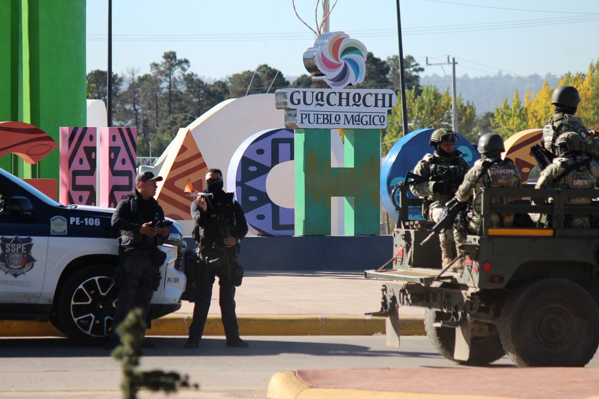 Enfrentamiento en Guachochi deja un joven sin vida y un detenido; aseguran Suburban blindada y armamento