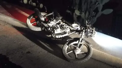 Joven lesionado tras derrapar su motocicleta en la colonia Loma Linda