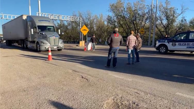 Empiezan bloqueos: cierran carretera Camargo–Delicias y la de Meoqui