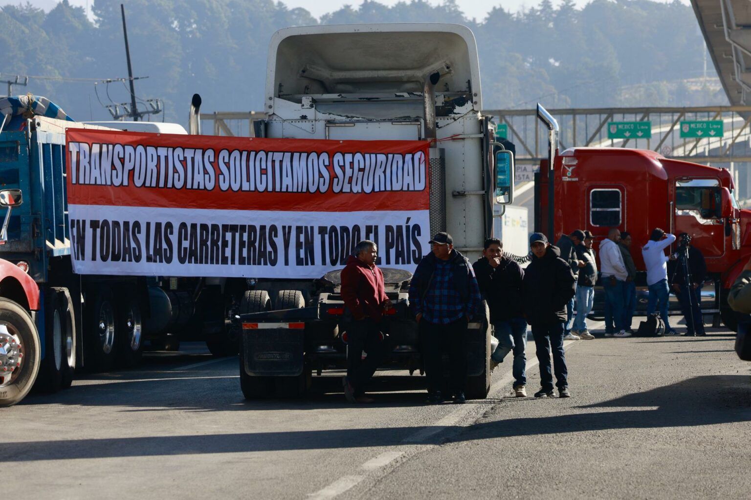 Bloqueos carreteros continúan en al menos 10 puntos del país; transportistas advierten nueva jornada de movilización