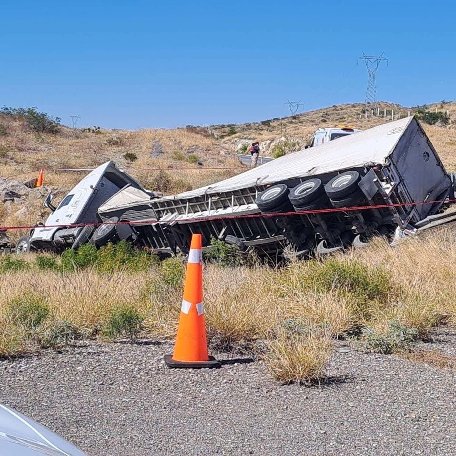 Vuelca tráiler con migrantes en carretera Jiménez; reportan 4 muertos y más de 7 heridos