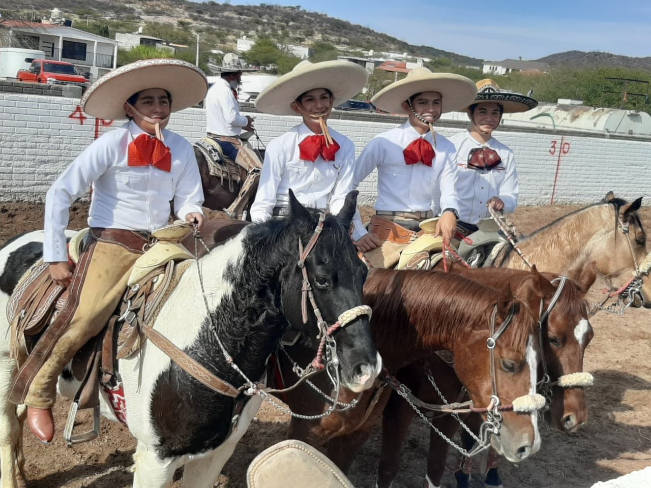 Talento charro parralense destaca en Santa María del Oro, Durango