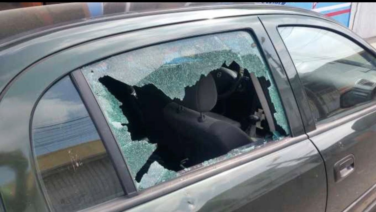 Ladrón queda captado en cámaras tras robo a vehículo en Las Américas