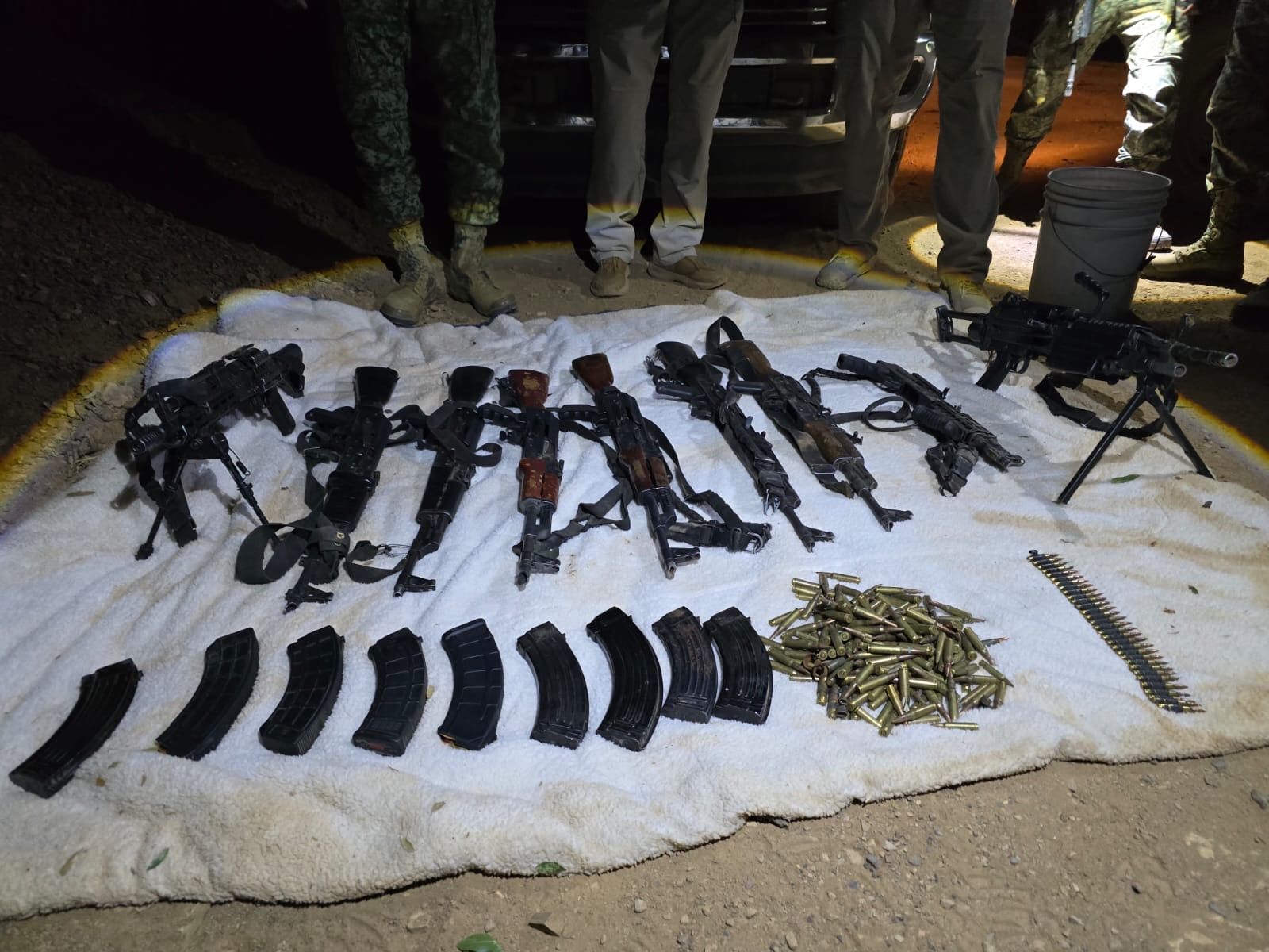 Abate BOI a civil armado en brecha entre Santa Bárbara y San Francisco del Oro; aseguran arsenal y cinco vehículos