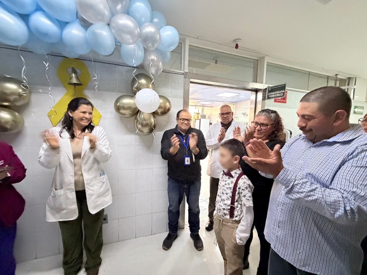 Alan vence el cáncer y hace sonar la Campana de la Victoria en el IMSS Chihuahua