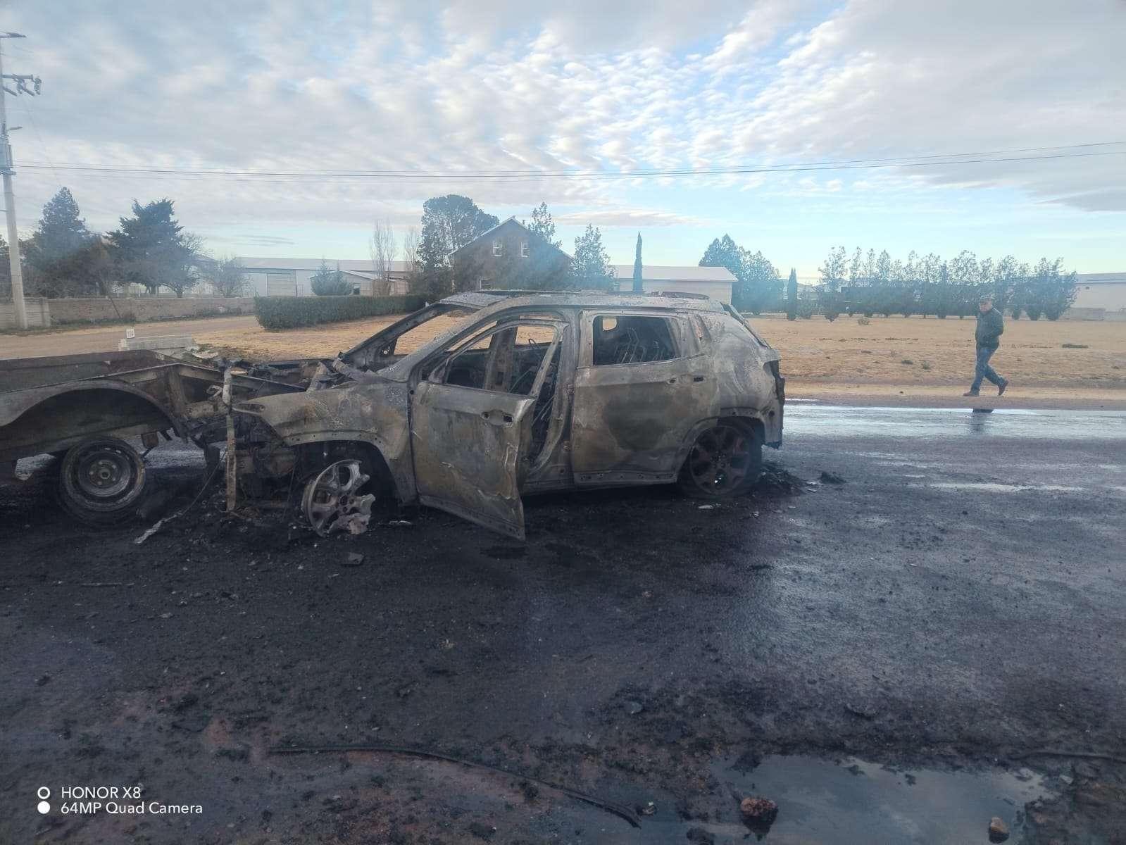 Choca y se incendia camioneta en Cuauhtémoc; reportan cuatro lesionados leves