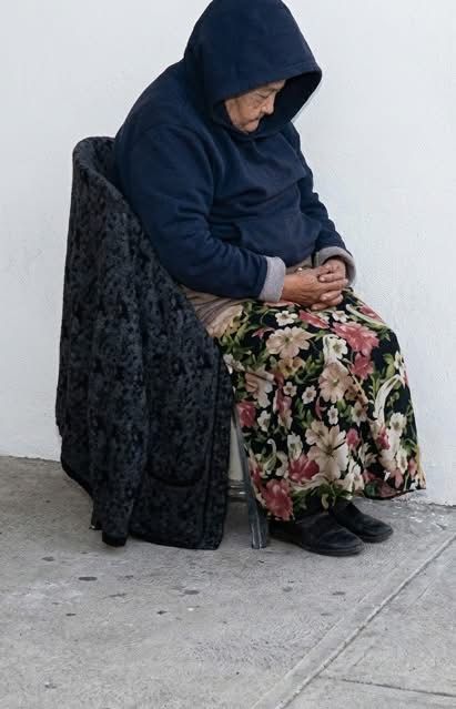 Maestra jubilada duerme en la calle por problema con su pensión en Monclova