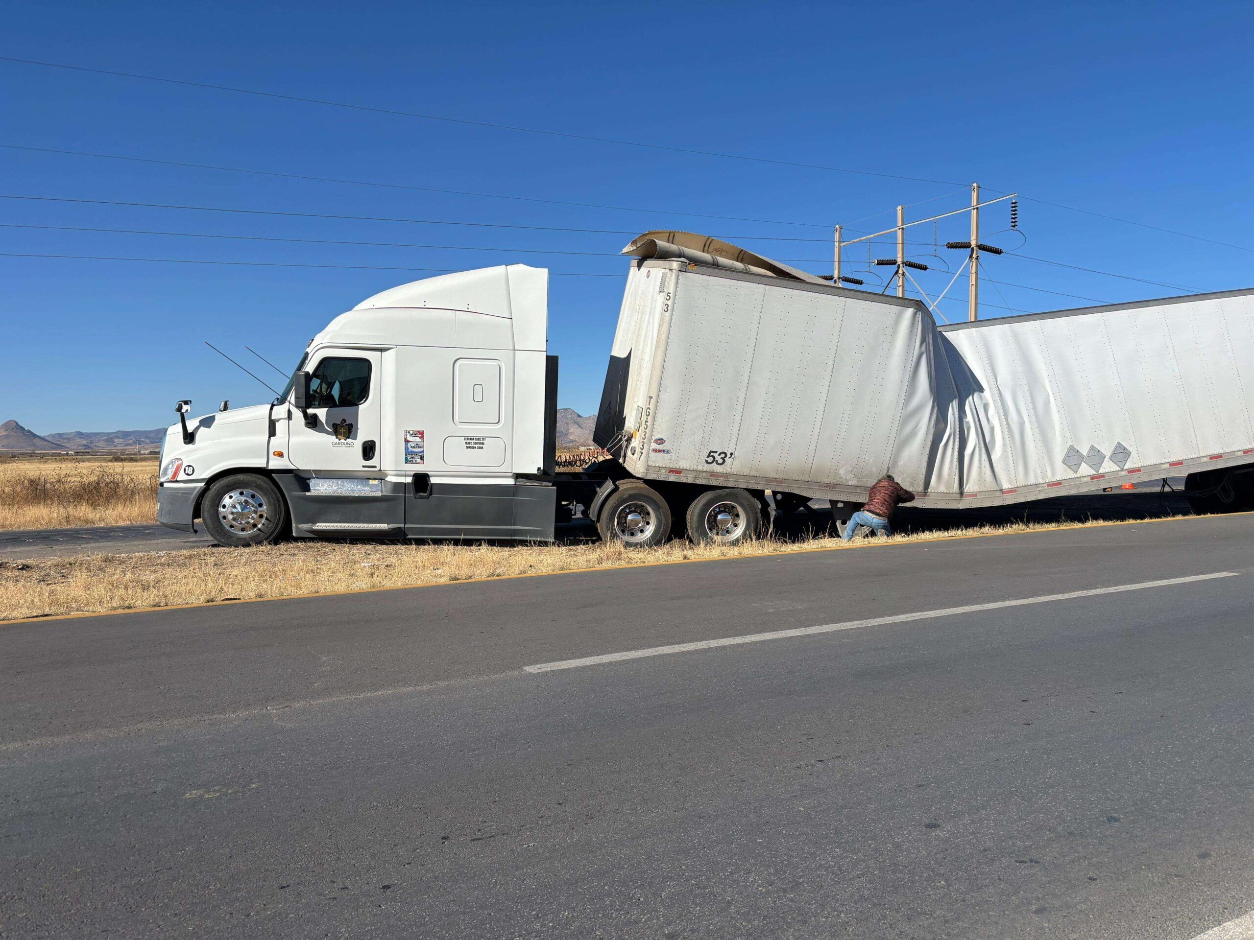 Sufre tráiler daños al esquivar madrina incendiada en la carretera Chihuahua–Juárez